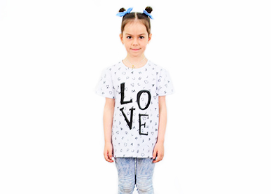 Белая детская футболка с надписью «Love»